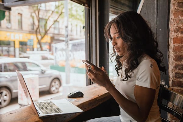 Ver mensajes de texto de otro teléfono sin que ellos lo sepan