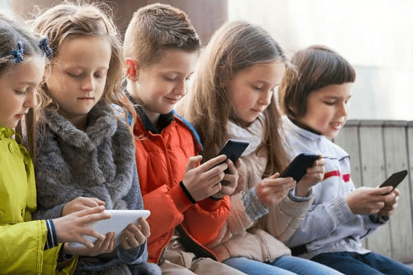 niños jugando con el móvil