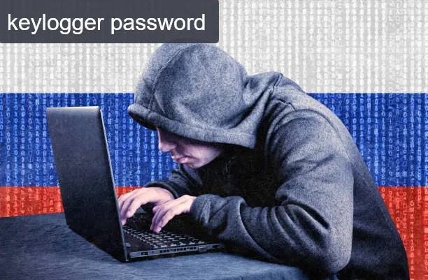 Un hombre está usando un keylogger para registrar contraseñas.